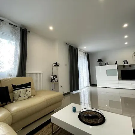 T4 Cosi: Tv Netflix Parking Apartment